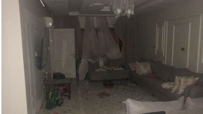 منزل تضرر بسبب اعتراض صواريخ حوثية وتدميرها في أجواء السعودية