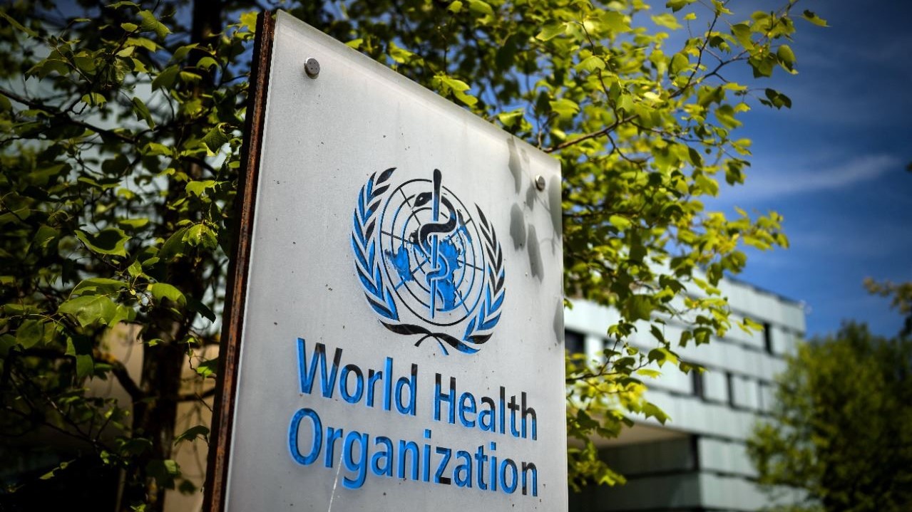 شعار منظمة الصحة العالمية عند مدخل مقرها الرئيسي في جنيف في 8 مايو 2021،