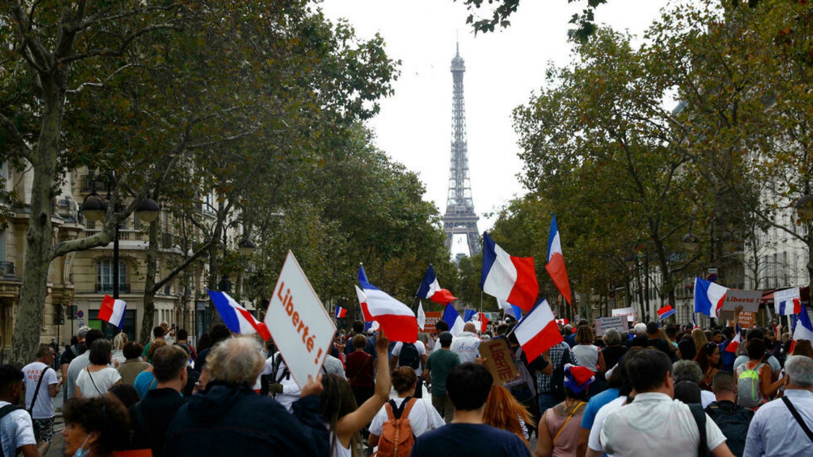متظاهرون في مسيرة احتجاج ضد التصاريح الصحية، باريس، فرنسا. بتاريخ 28 آب/أغسطس 2021.