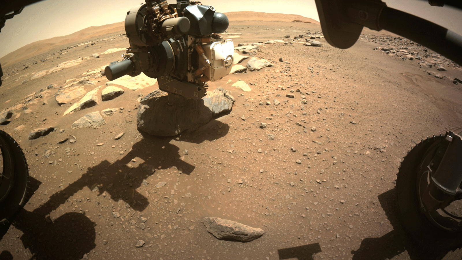 صورة من تويتر نشرها المغرِّد Dennis لأداة الحفر أثناء العمل لأخذ عينة من الصخرة على المريخ
