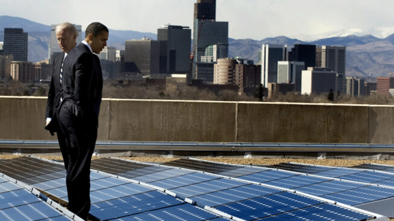 الرئيس الأميريكي السابق باراك أوباما ونائبه (آنذاك)جو بايدن ينظران إلى الألواح الشمسية في دنفر، كولورادو في العام 2009.