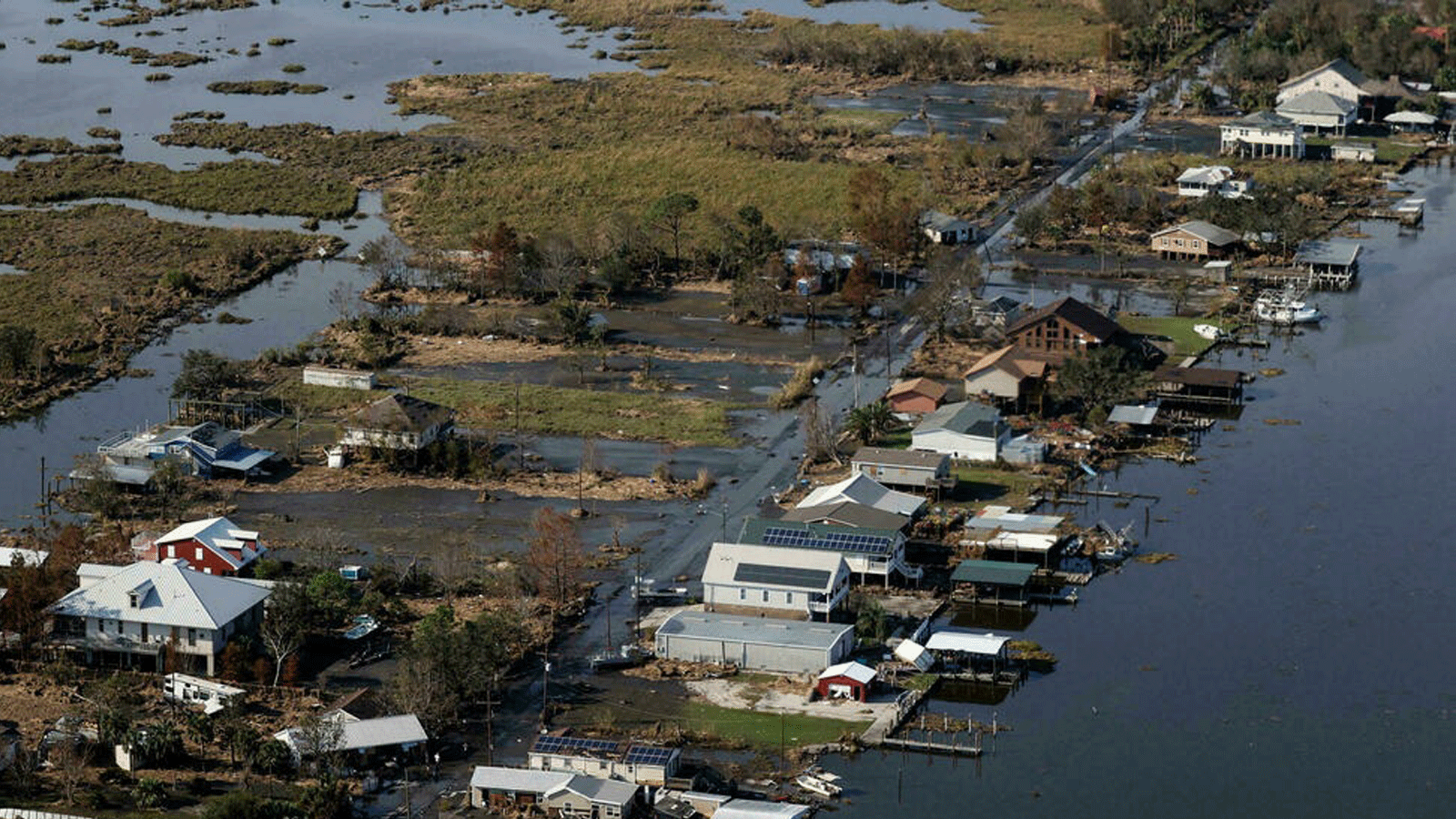 صورة جوية تُظهِر المباني المتضررة من الفيضانات جراء إعصار إيدا، في لافيت وجراند آيل وبورت فورشون ولافورش باريش/ لويزيانا. 3 أيلول/سبتمبر 2021