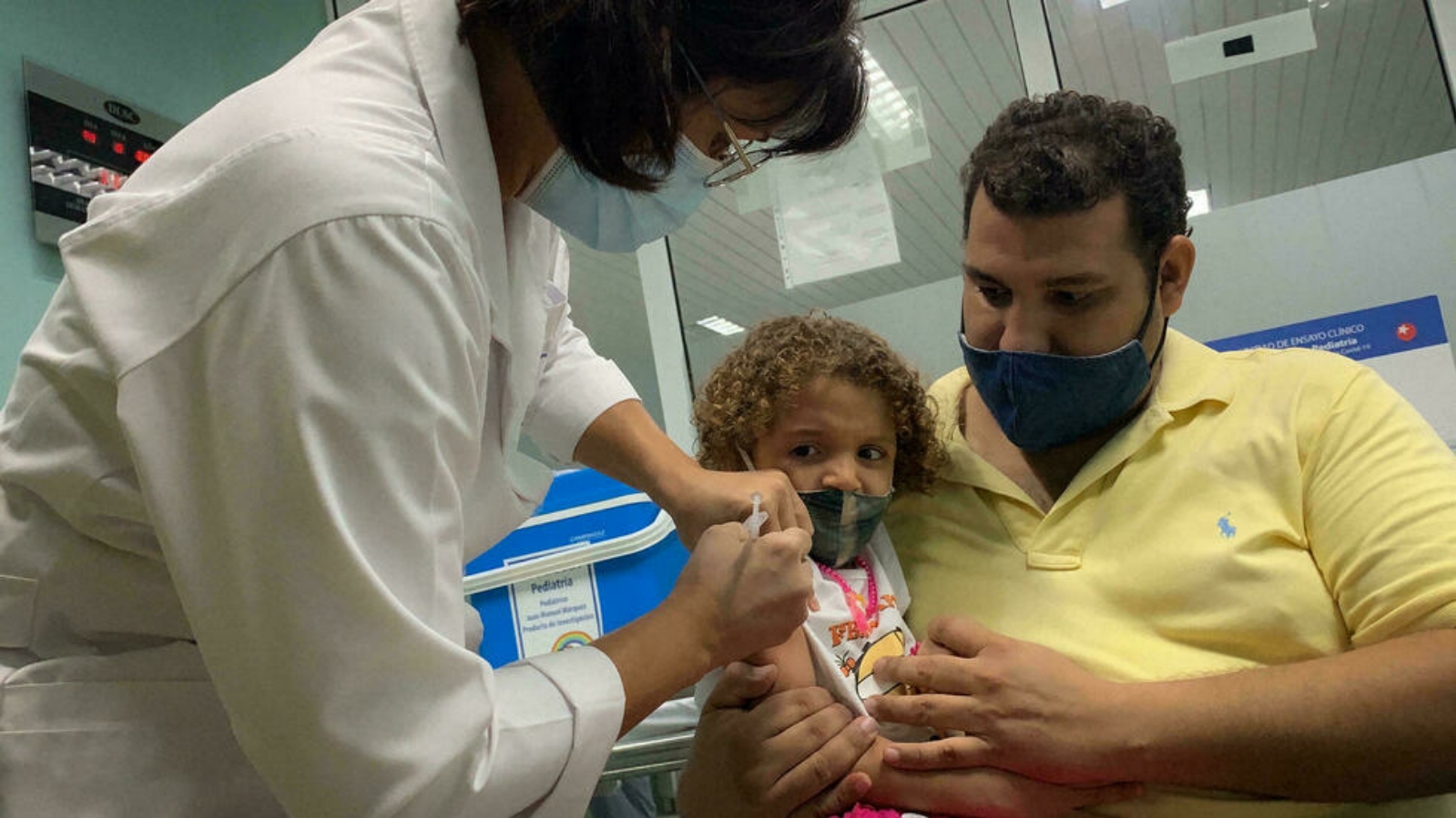طفلة تبلغ من العمر، 3 سنوات، يتم تلقيحها ضد كوفيد-19 في مستشفى خوان مانويل ماركيز، هافانا. بتاريخ 24 آب/ أغسطس 2021.
