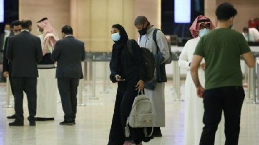 مسافرون سعوديون في مطار الملك خالد الدولي في العاصمة الرياض بتاريخ 17 أيار/مايو 2021 إثر رفعها قيود السفر على مواطنيها الملقحين ضد كورونا