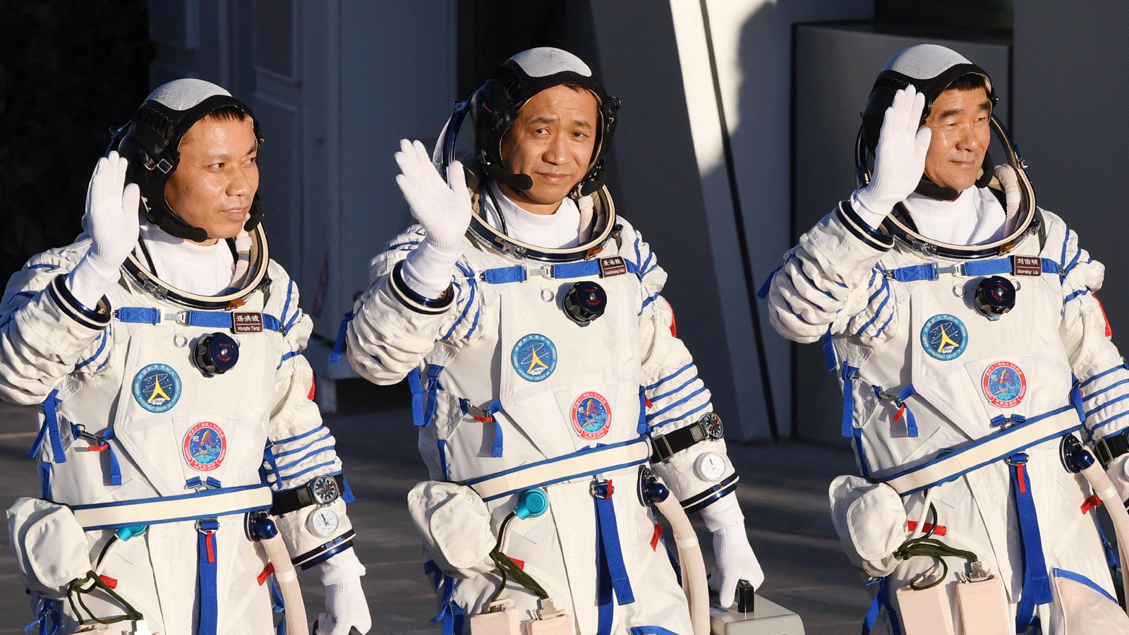 رواد الفضاء تانغ هونغبو، إلى اليسار، وني هاي شنغ، في الوسط، وموجة ليو بومينغ خلال حفل المغادرة قبل ركوب المركبة الفضائية شنتشو -12 على متن صاروخ حامل من طراز لونج مارش -2F في مركز جيوتشيوان لإطلاق الأقمار الصناعية في صحراء جوبي في شمال غرب الصين