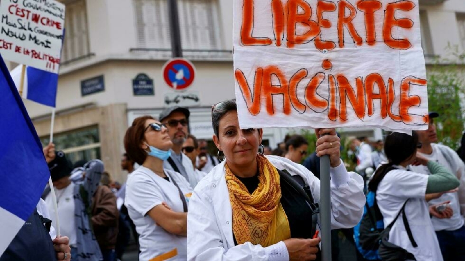 عمّال في قطاع الصحة يرفعون لافتات معارضة لفرض التلقيح في تظاهرة نقابية أمام وزارة الصحة في باريس. بتاريخ 14 أيلول/ سبتمبر 2021.