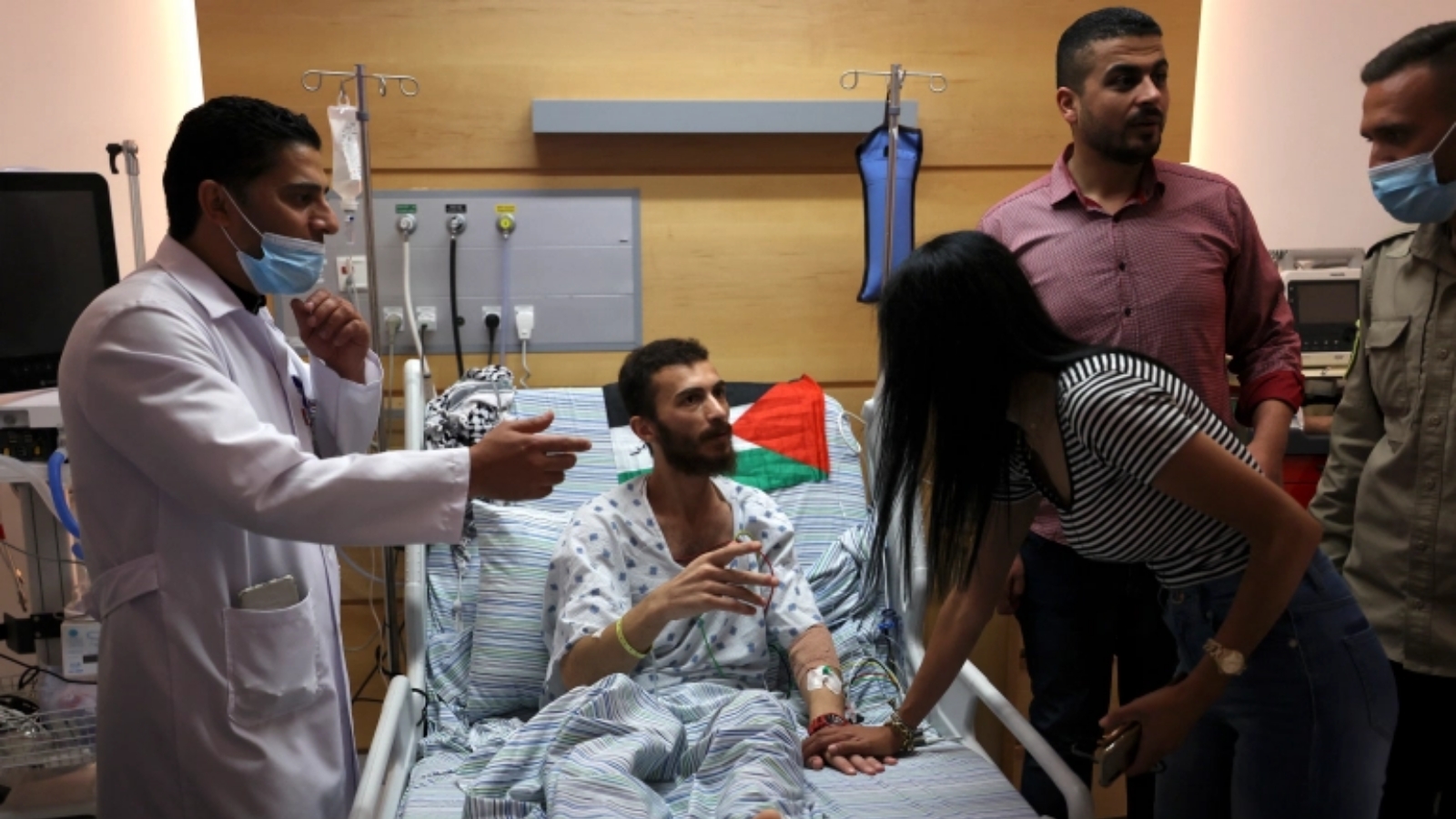 غضنفر أبو عطوان، فلسطيني أُطلق سراحه من المعتقل الإسرائيلي، تلقّى العلاج في يوليو/ تموز بعد إضراب عن الطعام.