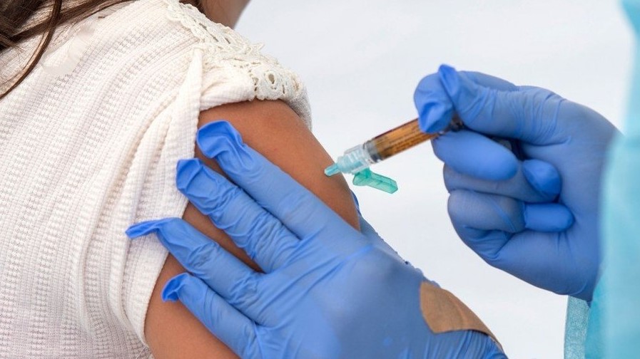 تشديد على أهمية اللقاحات في تقليل خطورة فيروس كورونا