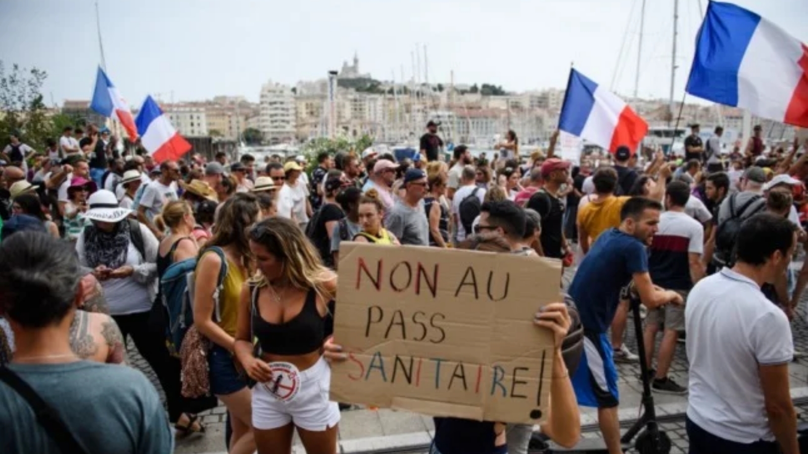 آلاف الأشخاص يتظاهرون ضد التصريح الصحي في مرسيليا في فرنسا.