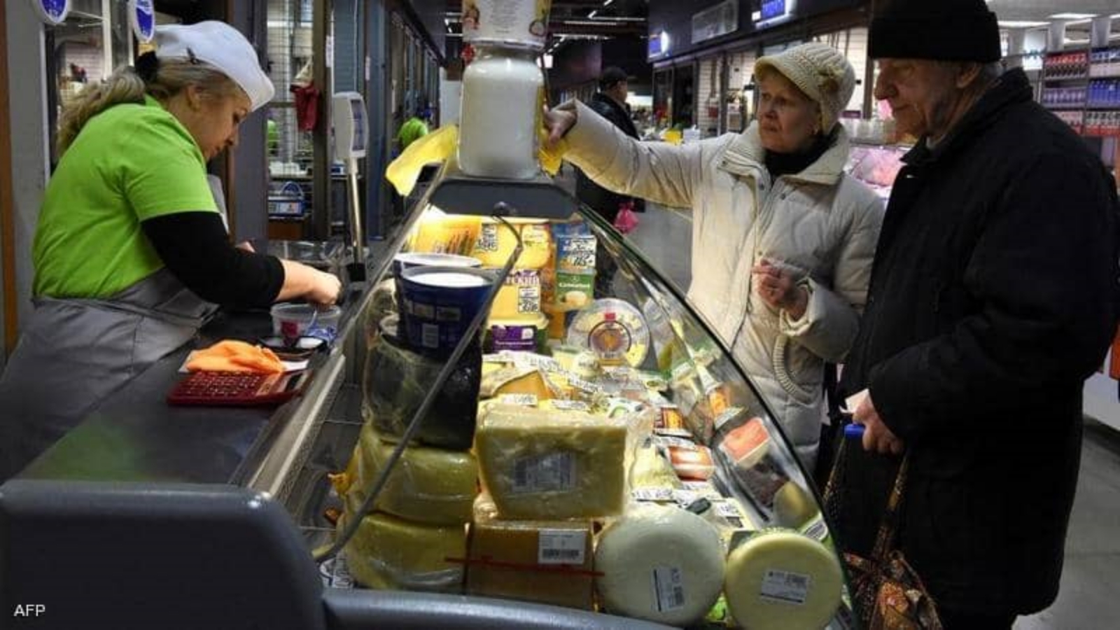 أشخاص يشترون من متجر مخصص لبيع الألبان والأجبان. (أرشيفية)