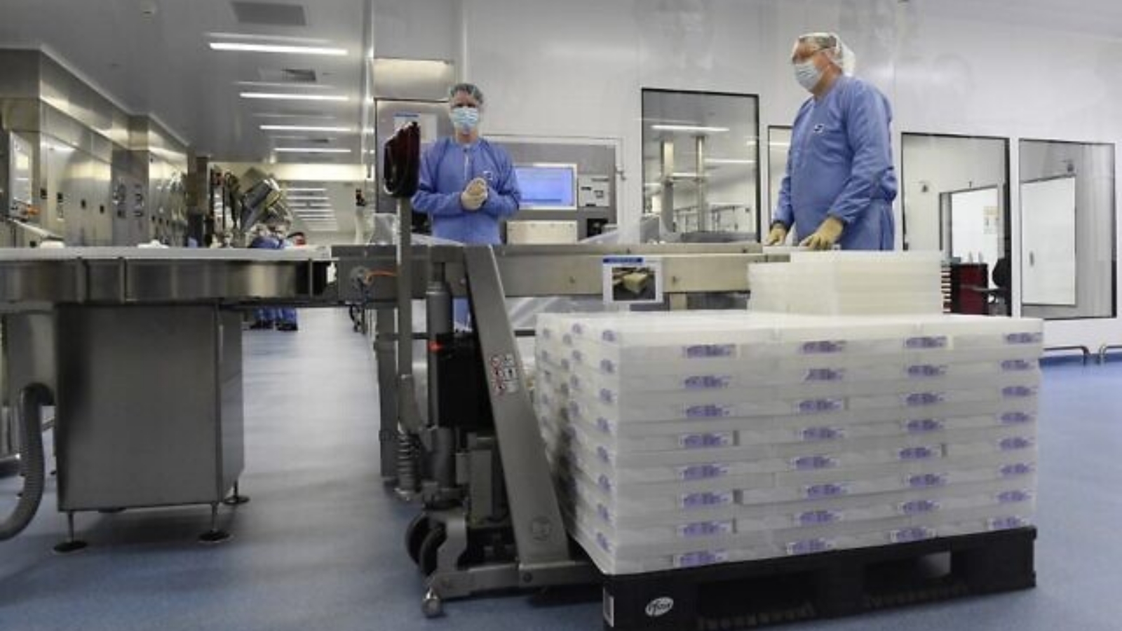 موظفون يعملون في مصنع شركة الأدوية الأميركية متعددة الجنسيات فايزر في بور، بلجيكا. بتاريخ 23 نيسان/ أبريل 2021.