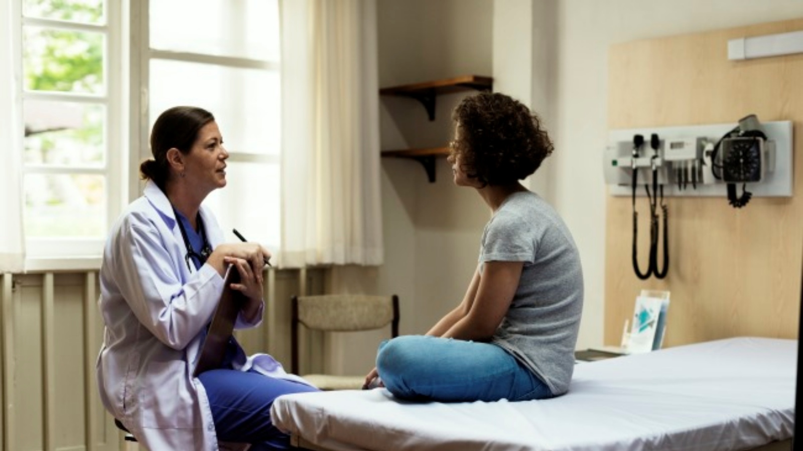 طبيبة تتحدث مع مريضة بالسرطان في أحد المستشفيات (أرشيفية)