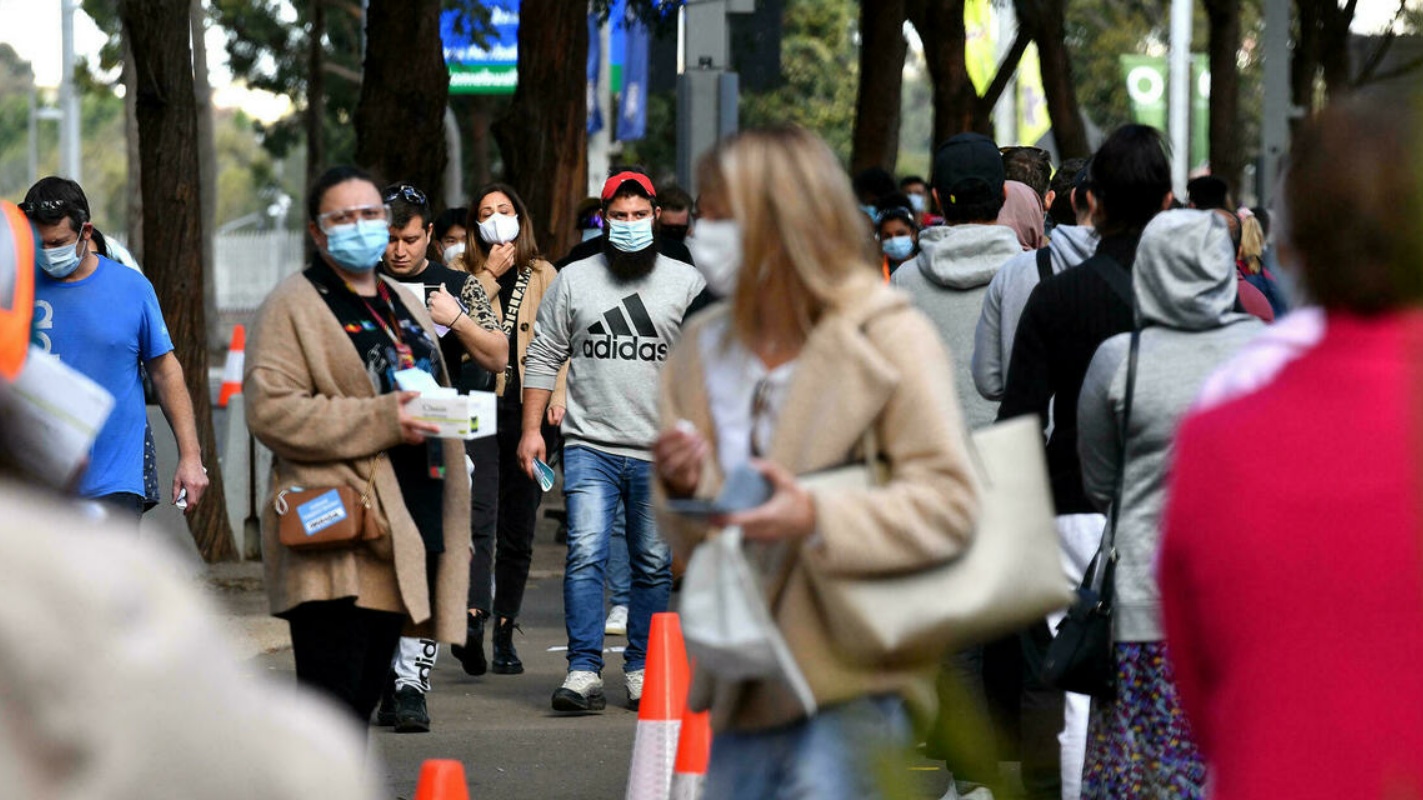 أستراليون يلتزمون وضع الكمامات في شوارع مدينة سيدني. (أرشيفية)