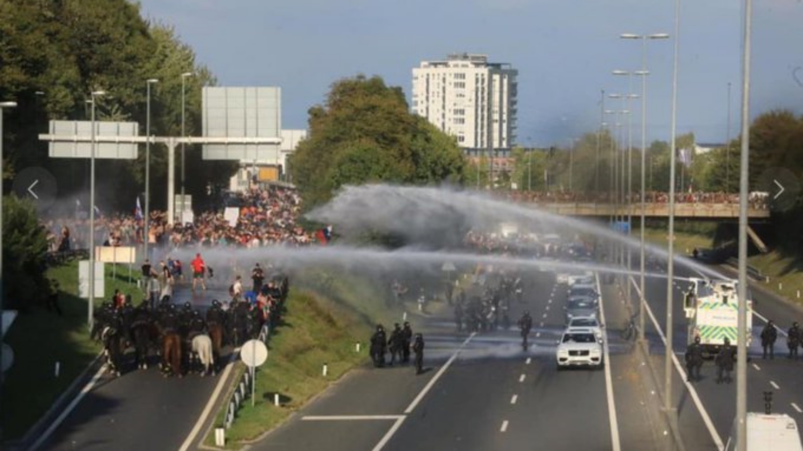 الشرطة تستخدم خراطيم المياه والغاز المسيل للدموع لتفريق تظاهرة شارك فيها آلاف المحتجين على الإجراءات الصحية في سلوفينيا (من صفحة Lee S Dryburgh في تويتر)