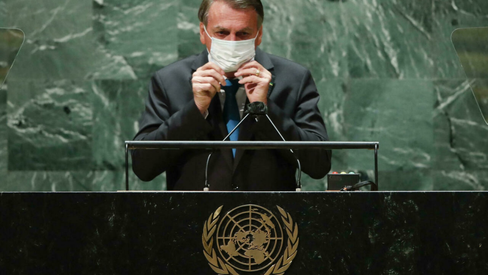الرئيس البرازيلي جايير بولسونارو يضع قناع الوجه بعد إلقاء كلمة أمام الجمعية العامة للأمم المتحدة في 21 أيلول/سبتمبر 2021.