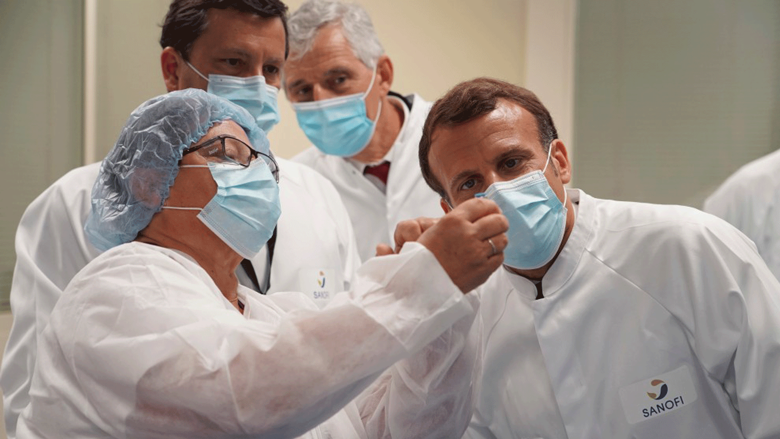 الرئيس الفرنسي إيمانويل ماكرون يزور مختبرًا للتطوير الصناعي في وحدة اللقاحات التابعة لشركة الأدوية الفرنسية سانوفي باستور في مارسي ليتوال، بالقرب من ليون، وسط فرنسا. في 16 حزيران/ يونيو 2020.