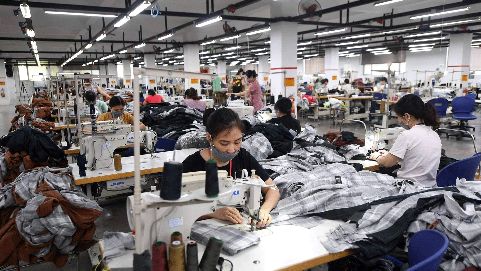 مصنع تابع لشركة Maxport Vietnam ، يصنع ملابس رياضية لمختلف ماركات الملابس النسيجية، في هانوي