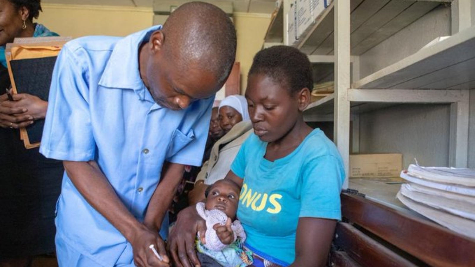 طبيب يعطي طفلًا لقاح الملاريا في أحد المراكز الصحية في أفريقيا، في صورة من صفحة منظمة الصحة العالمية في تويتر.