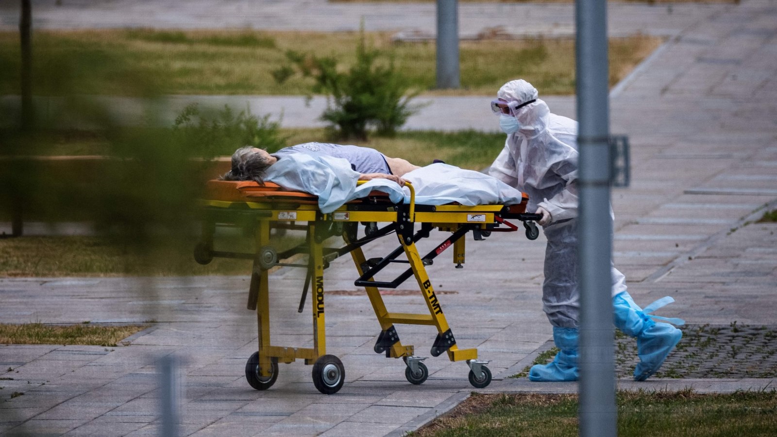 مسعف ينقل امرأة إلى مستشفى حيث يعالج المرضى المصابون بفيروس كورونا في مستوطنة كوموناركا، خارج موسكو، روسيا. في 30 تموز/يونيو 2021.