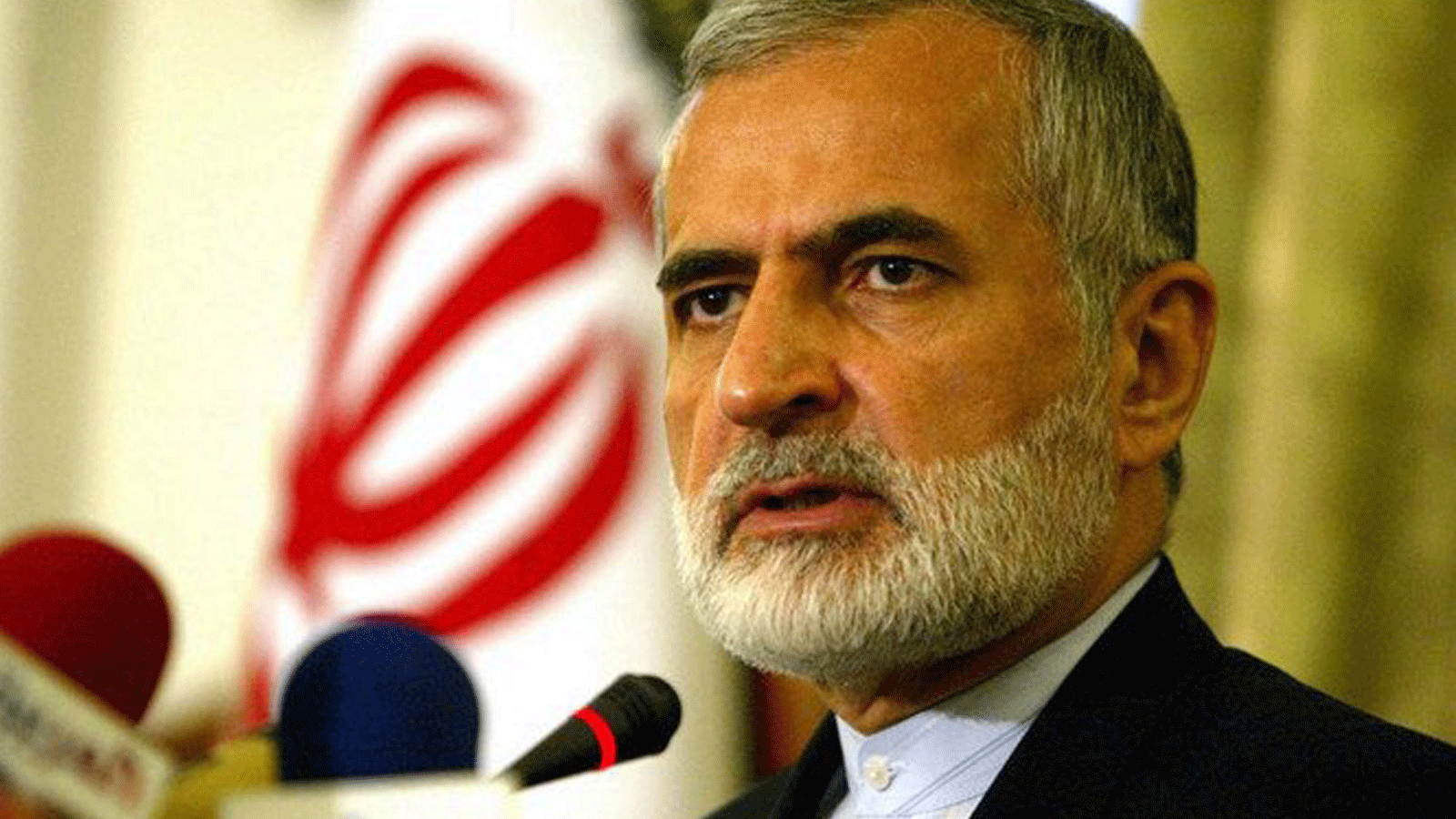 رئيس المجلس الاستراتيجي للعلاقات الخارجية الإيراني کمال خرازي، في صورة كان يتحدث خلالها إلى الصحافة في طهران، بصفته وزيراً للخارجية الإيرانية آنذاك. 19 حزيران/ يونيو 2005.