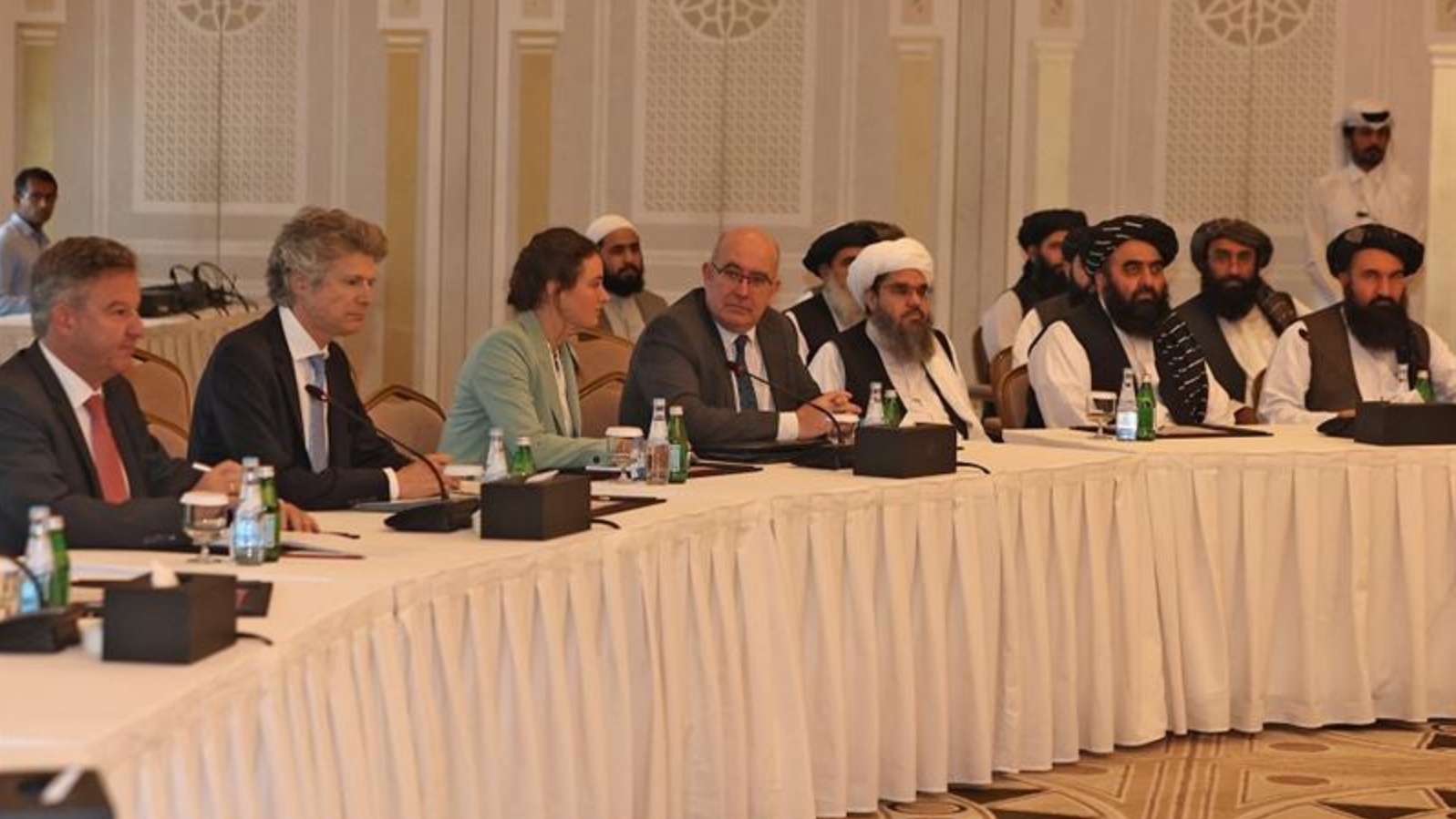 دبلوماسيون أجانب ووفد من طالبان يجتمعون في العاصمة القطرية الدوحة. في 12 تشرين الأول/أكتوبر 2021.