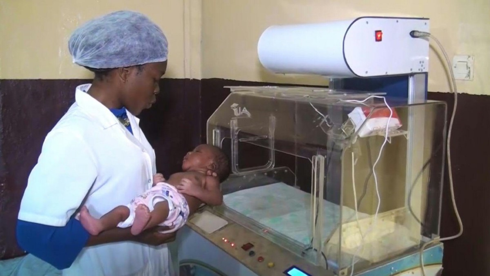 ممرّضة تضع طفلٍا وُلد قبل أوانه في حاضنة أطفال تفاعلية في مستشفى في العاصمة الكاميرونية ياوندي.