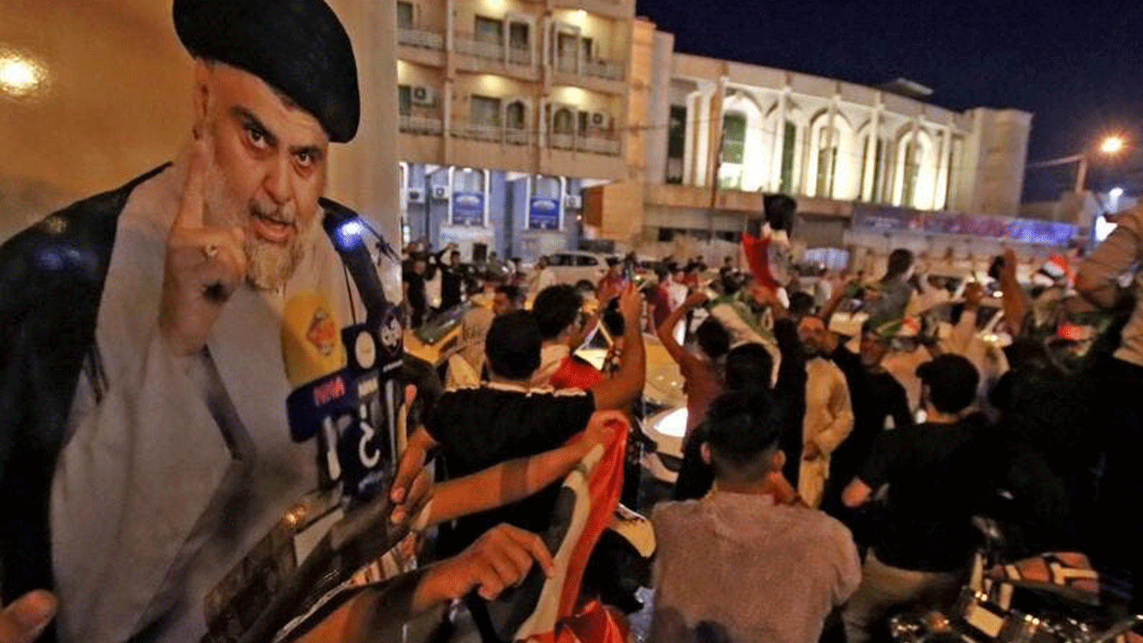 أنصار رجل الدين الشيعي العراقي مقتدى الصدر يجولون في المركبات أثناء احتفالهم في مدينة النجف الأشرف بعد إغلاق صناديق الاقتراع خلال الانتخابات البرلمانية المبكرة في 10 أكتوبر / تشرين الأول 2021.