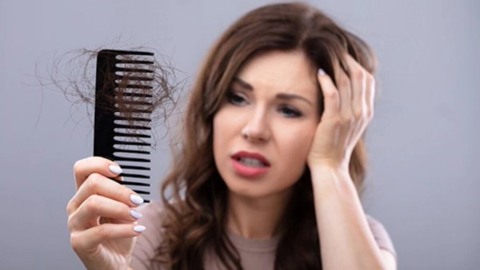 صورة توضيحية نشرتها صفحة Healthik في تويتر عن مشكلة تساقط الشعر.