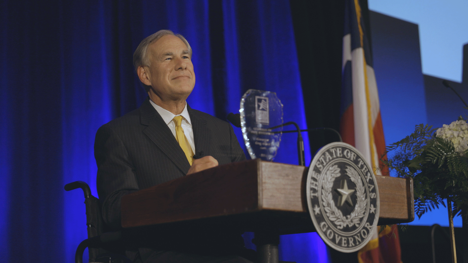 صورة من حساب حاكم تكساس غريغ أبوت الموثّق على تويتر خلال مشاركته بحفل عشاء لرابطة تكساس للأعمال.