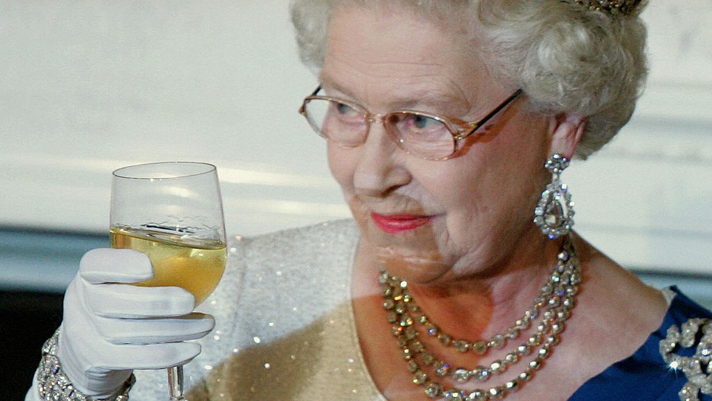 صورة أرشيفية للملكة البريطانية وكأس من النبيذ في مناسبة رسمية