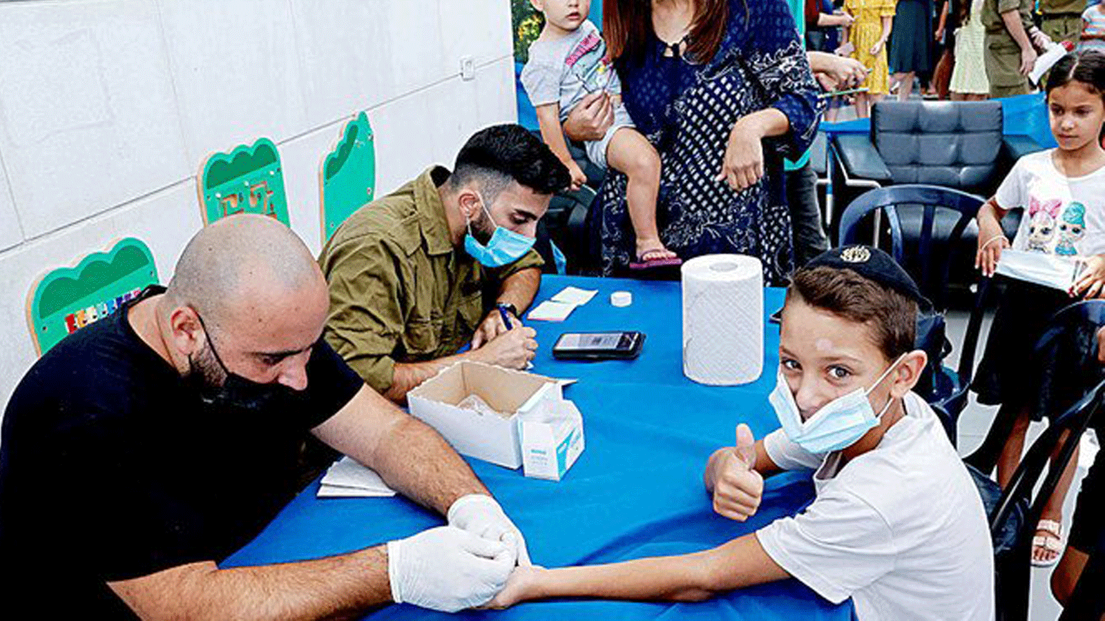 الأطفال يخضعون لاختبار الأجسام المضادة لـ COVID-19 في مدينة نتانيا الساحلية الإسرائيلية يوم الأحد قبل بدء العام الدراسي الجديد