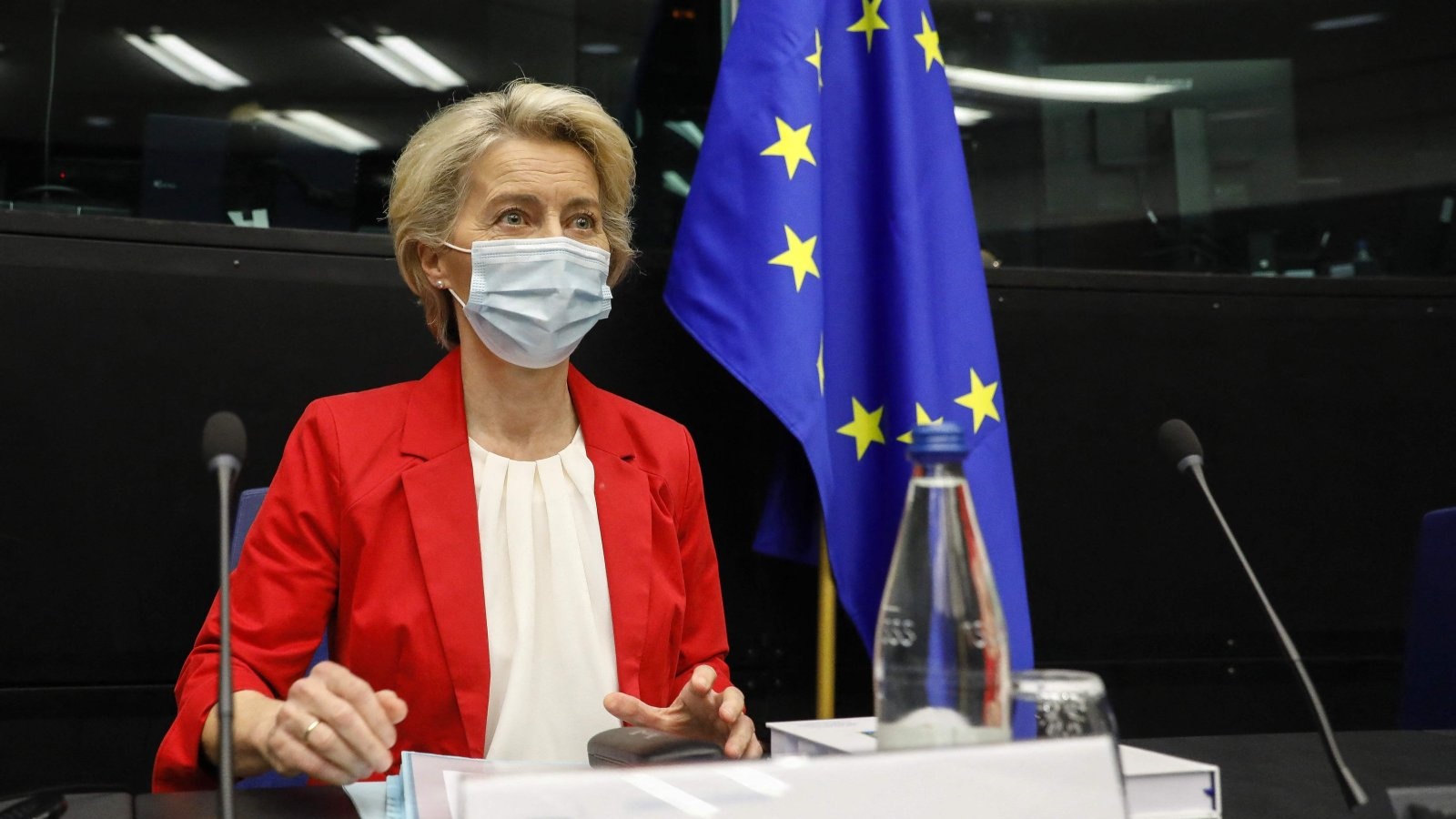 رئيسة المفوضية الأوروبية أورسولا فون دير لايين، مرتدية قناعًا، قبيل اجتماع هيئة المفوضين في البرلمان الأوروبي في ستراسبورغ، فرنسا. بتاريخ 14 أيلول/سبتمبر 2021.