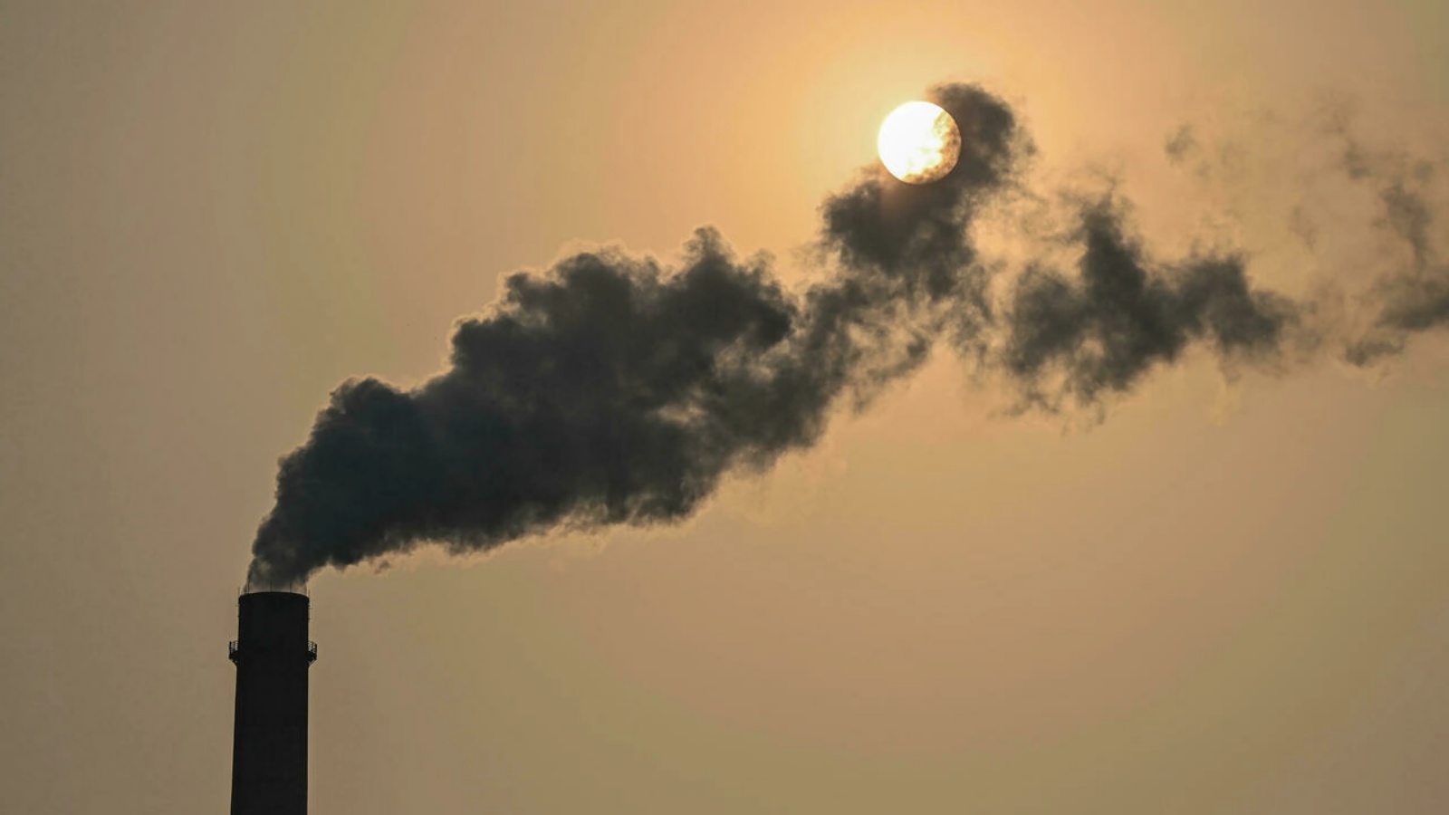 مداخن تنفث دخّاناً ضارّاً في الهواء من محطة طاقة ضخمة تعمل بالفحم على الساحل الإندونيسي، وهو مثال صارخ على إدمان آسيا للوقود الأحفوري الذي يهدد الأهداف المناخية.