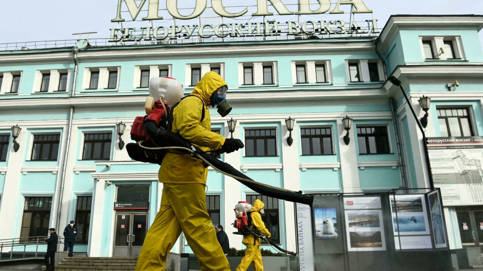 عمال يقومون بتعقيم الشوارع في موسكو، روسيا. (أرشيفية)
