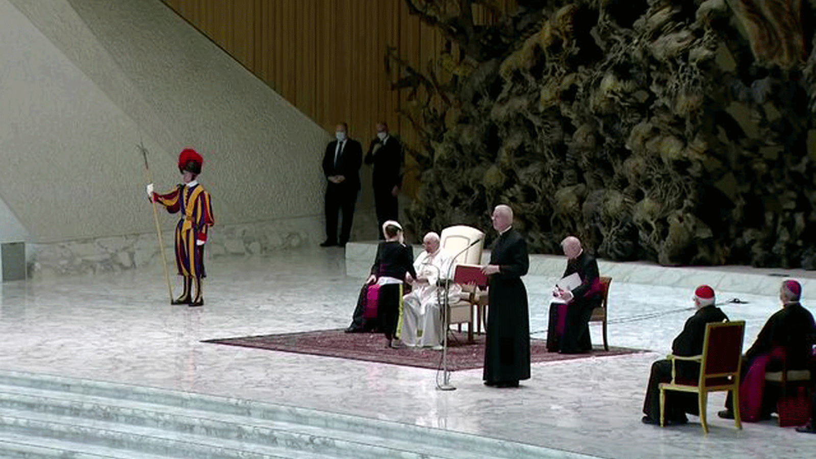 صورة متداولة عبر تويتر للفتى ممسكاً بيد البابا قبل أن يمد يده إلى قلنسوته البيضاء
