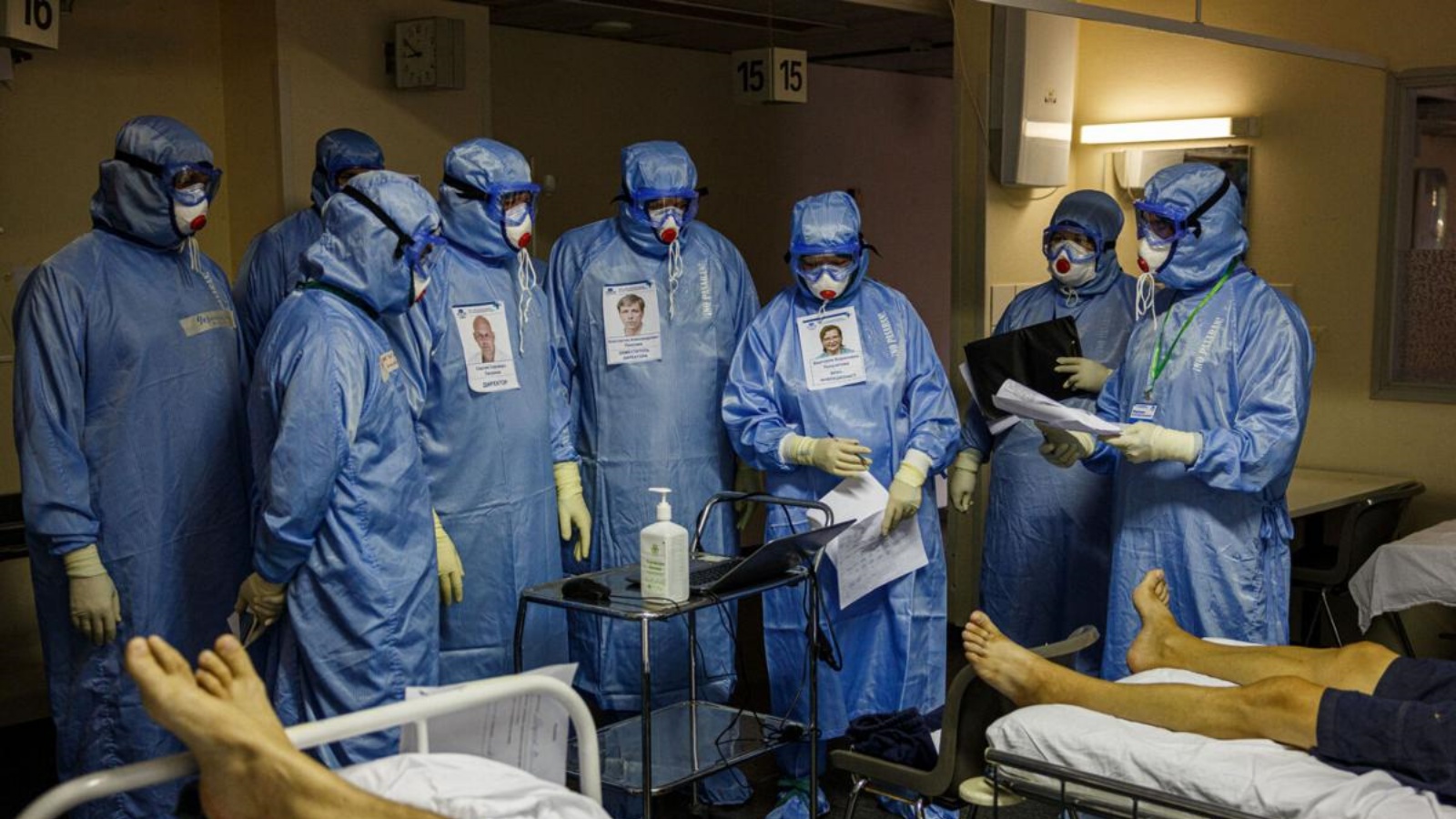 مسعفون يرتدون أثواب الوقاية الشخصية في وحدة العناية المركزة لمرضى فيروس كورونا كوفيد-19 في مستشفى في موسكو. في 20 تشرين الأول/أكتوبر.