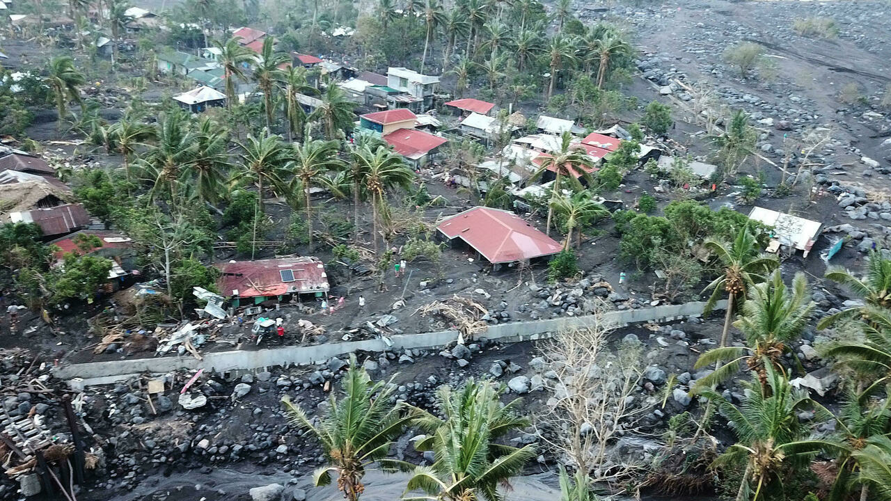 صورة مؤرخة في 2 تشرين الثاني/نوفمبر 2020 لمنازل مدمرة في جزيرة لوزون في الفيليبين