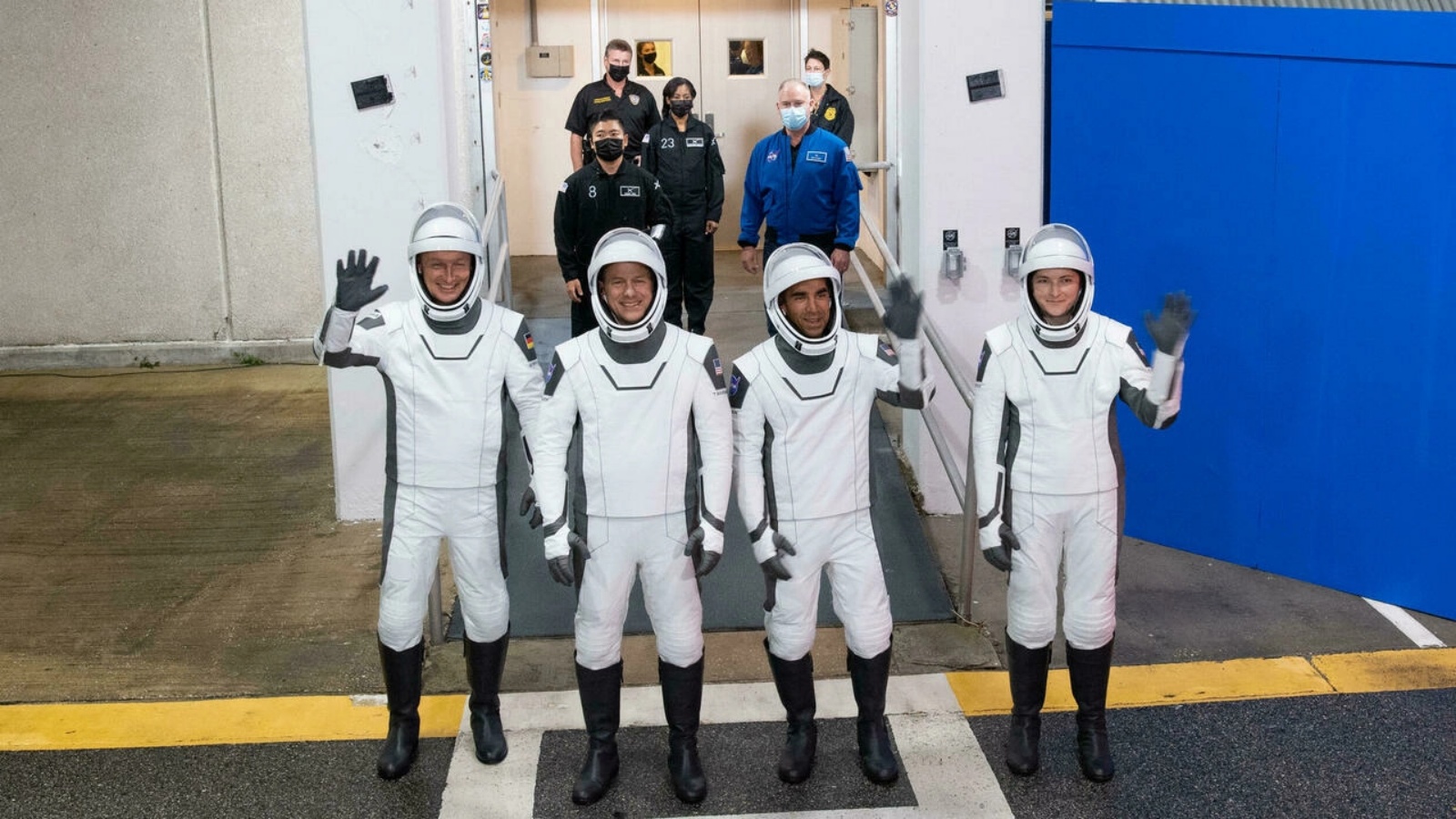 الأميركيون توم مارشبورن (الثاني من اليسار) وراجا شاري (الثاني من اليمين) وكيلا بارون (على اليمين) وكذلك الألماني ماتياس مورير (يسار) من وكالة الفضاء الأوروبية، سيقضون ستة أشهر في الموقع المداري.