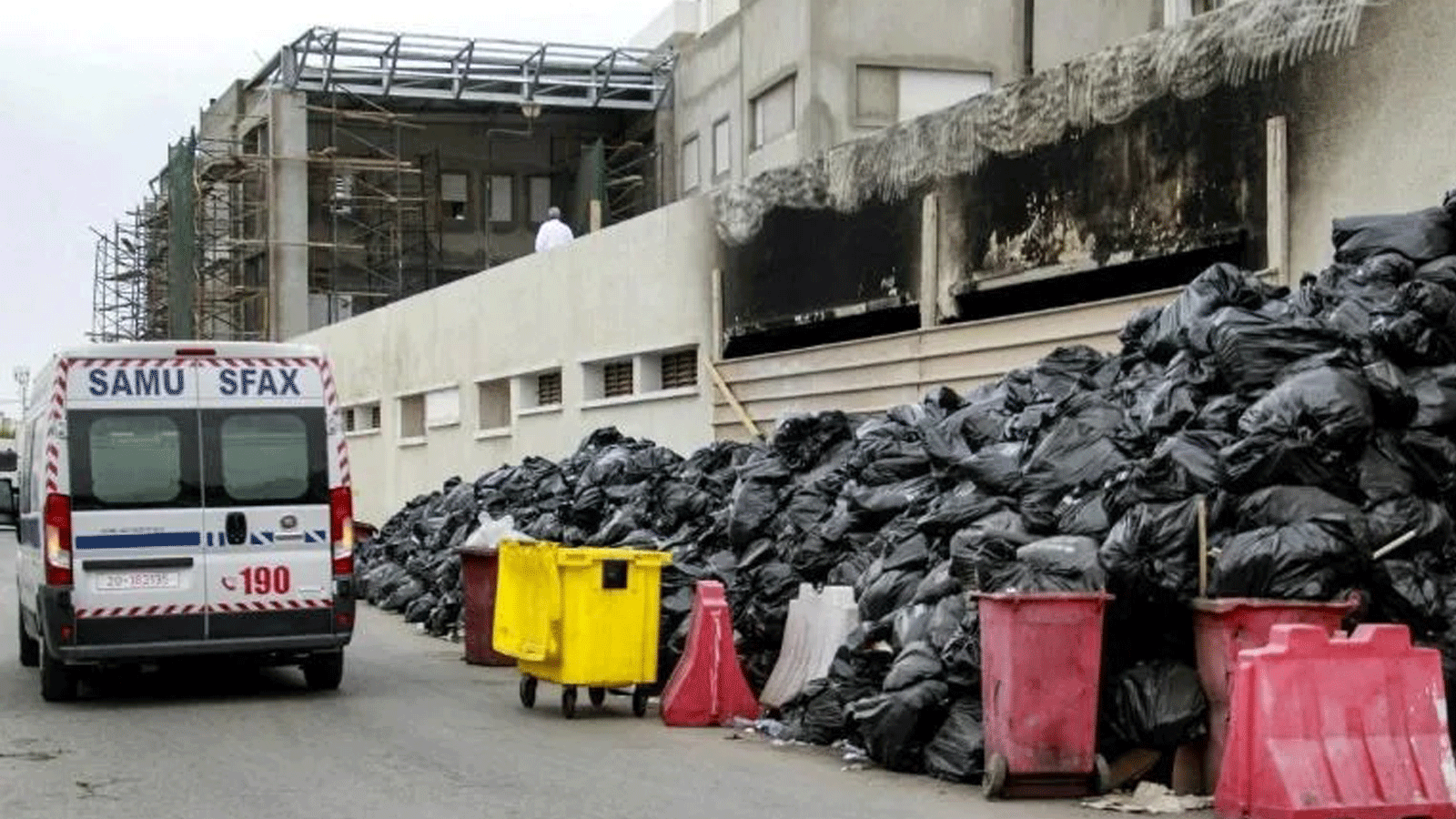 سيارة إسعاف تسير على طول شارع في صفاقس ، ثاني أكبر مدن تونس، حيث تراكمت نفايات كريهة الرائحة منذ أواخر سبتمبر/ أيلول بعد إغلاق مكب نفايات رئيسي في المنطقة