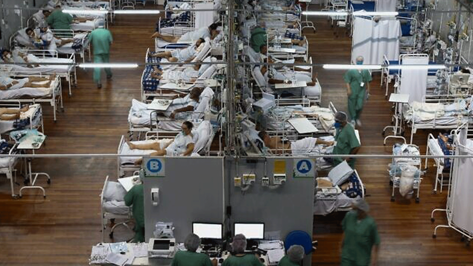 مرضى مصابون بـ COVID-19 في مستشفى ميداني أقيم في صالة رياضية، في سانتو أندريه، ولاية ساو باولو، البرازيل، في 26 آذار/مارس 2021