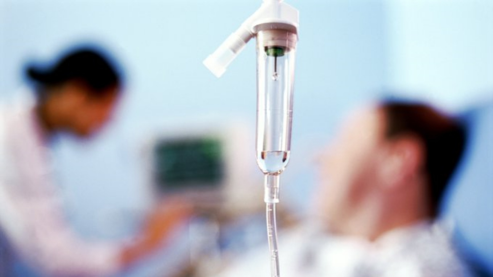 مريض في وحدة غسيل الكلى في أحد المستشفيات في بريطانيا. (من صفحة Renal & Urology News في تويتر)