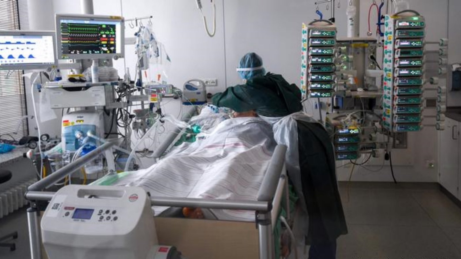 ممرضة تفحص مريض كورونا كوفيد-19 في وحدة العناية المركّزة في إحدى مستشفيات ألمانيا. (أرشيفية)