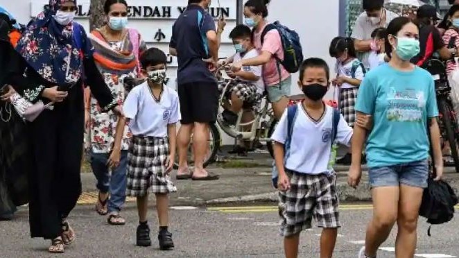 مواطنون في سنغافورة يتنقلون مرتدين أقنعة طبية