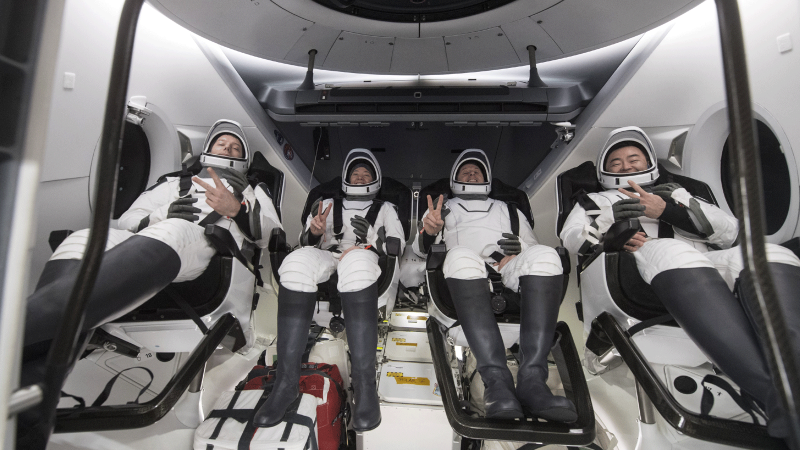  أربعة رواد فضاء من Crew-2 عادوا من الفضاء على متن SpaceX Crew Dragon بعدما أكملوا مهمة دامت 199 يومًا في المدار - أطول رحلة فضائية بواسطة مركبة فضائية مأهولة بالولايات المتحدة. 