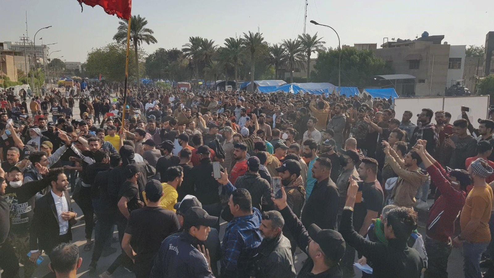 المحتجون على نتائج الانتخابات امام بوابات المنطقة الخضراء وسط بغداد. 19 تشرين الثاني/ نوفمبر 2021 (تويتر)