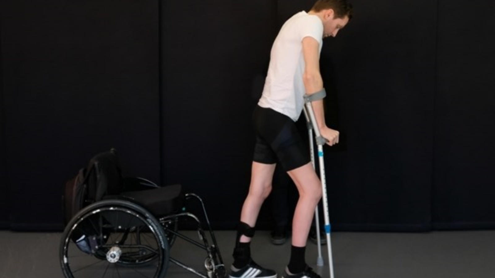 رجل يعاني من الشلل، استعاد جزئيًاً القدرة على المشي. (توضيحية)