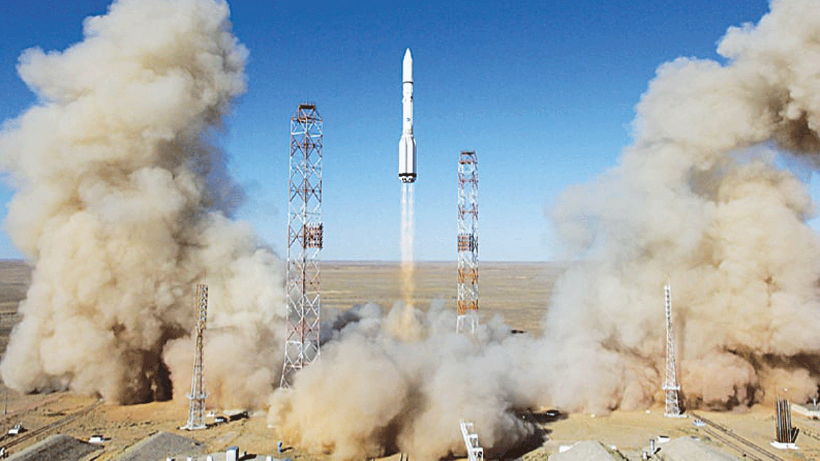 صورة لصاروخ بروتون-إم روسي الذي يحمل قمر اتصالات بريطاني، إنمارسات -5 إف 3، وانطلق من منصة قاعدة بايكونور الفضائية المستأجرة في روسيا. آب/ أغسطس 2015