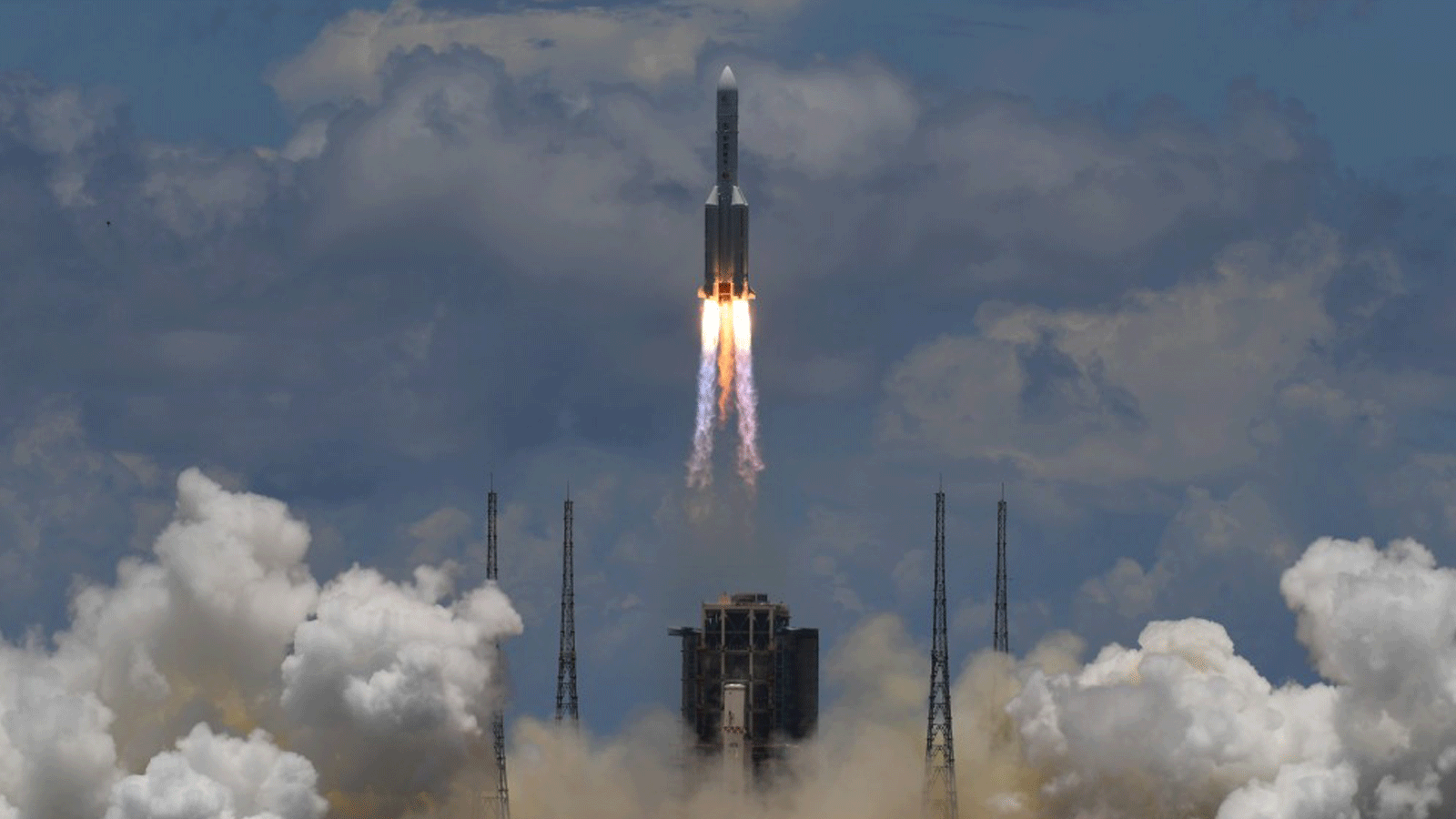 صاروخ لونغ مارش 5، يحمل مركبة مدارية ومركبة هبوط وجوالة متجهة إلى المريخ، ينطلق من موقع إطلاق مركبة الفضاء وينتشانغ في مقاطعة هاينان، الصين. في 23 تموز/يوليو 2020