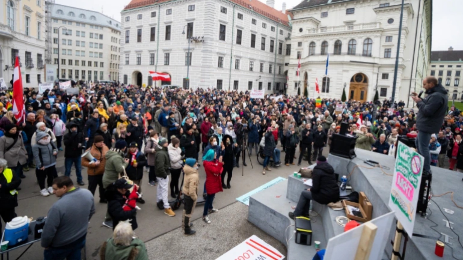 متظاهرون مناهضون للتطعيم يحتجون في فيينا بعد قمة أزمة كورونا للحكومة النمساوية. (أرشيفية)