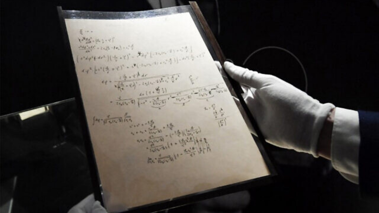 صفحات من إحدى المخطوطات التحضيرية لنظرية النسبية العامة لألبرت أينشتاين، أثناء عرضها قبل يوم واحد من طرحها في مزاد علني في دار كريستيز للمزادات في باريس، في 22 تشرين الثاني/نوفمبر 2021.
